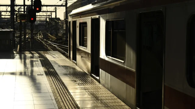 電車で行ける旅行!関東のおすすめ観光スポット7選:電車のホーム
