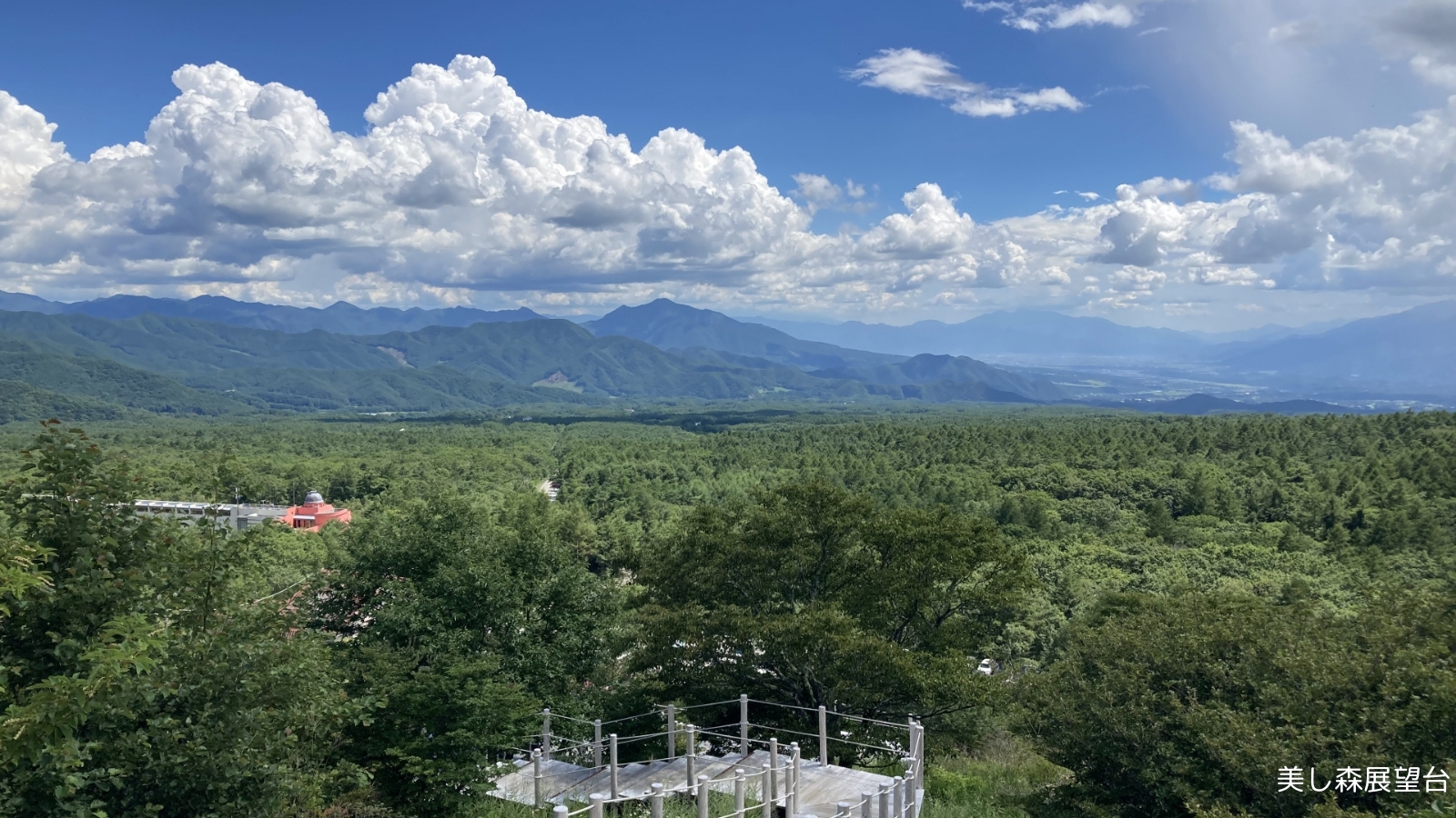 山梨県北杜市にある【美し森(うつくしもり)展望台】は標高約1,540mに位置する八ヶ岳南麓の星空スポットです。