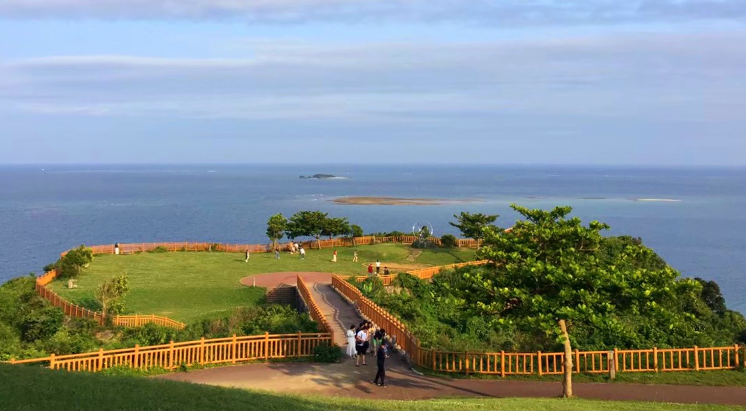 南城市知念岬公園と太平洋