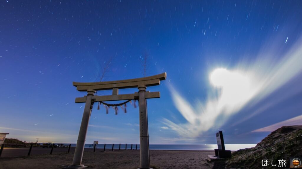 鳥居と綺麗な星空が織りなす幻想的な絶景スポット！ 